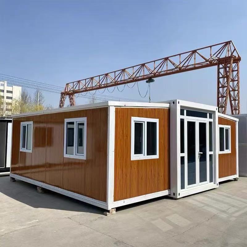 Casa prefabricada con revestimiento de apariencia madera y acceso acristalado
